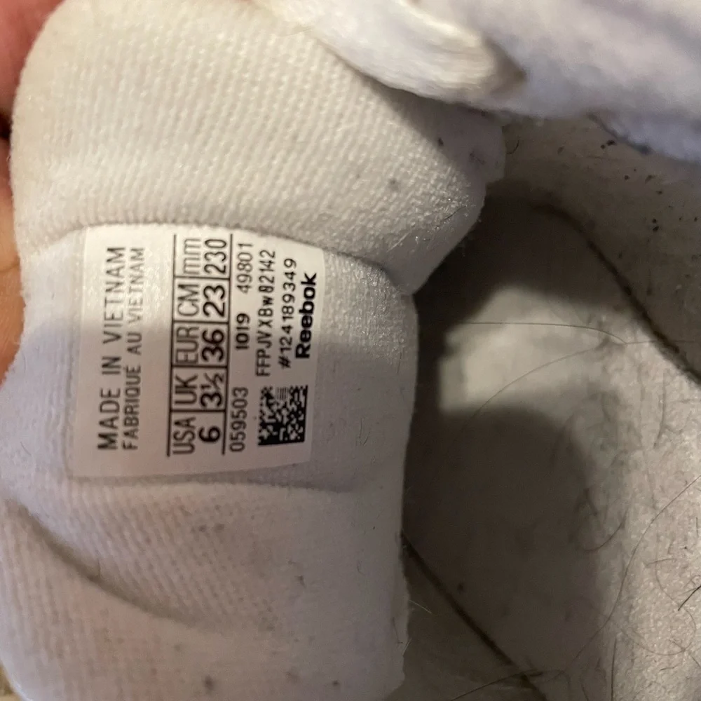 Great condition. Clean Reebok classics. - Picture 4 of 4